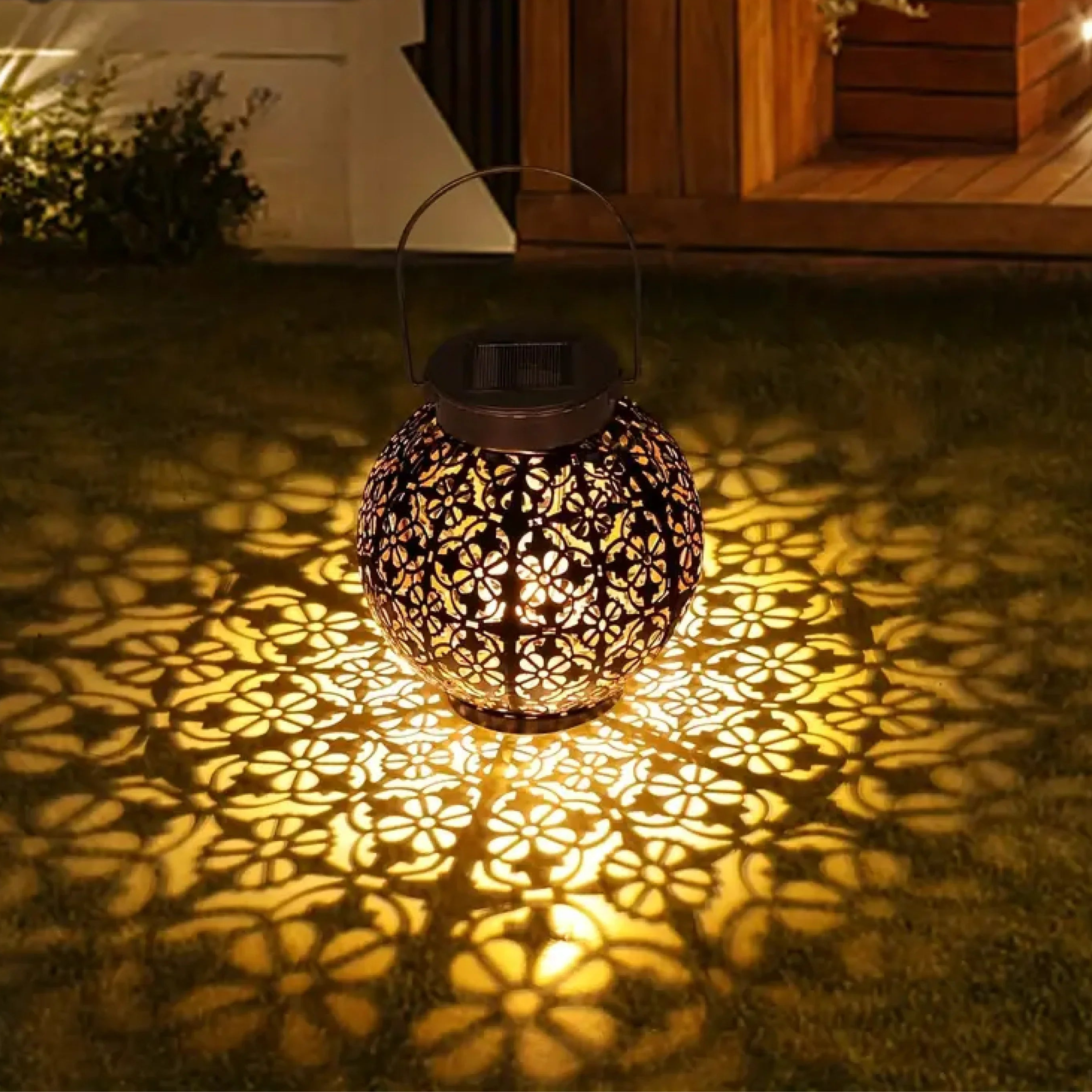 Decoratieve Zonnelantaarn Met Bloempatroon En Warm Licht Voor Tuin En Terras