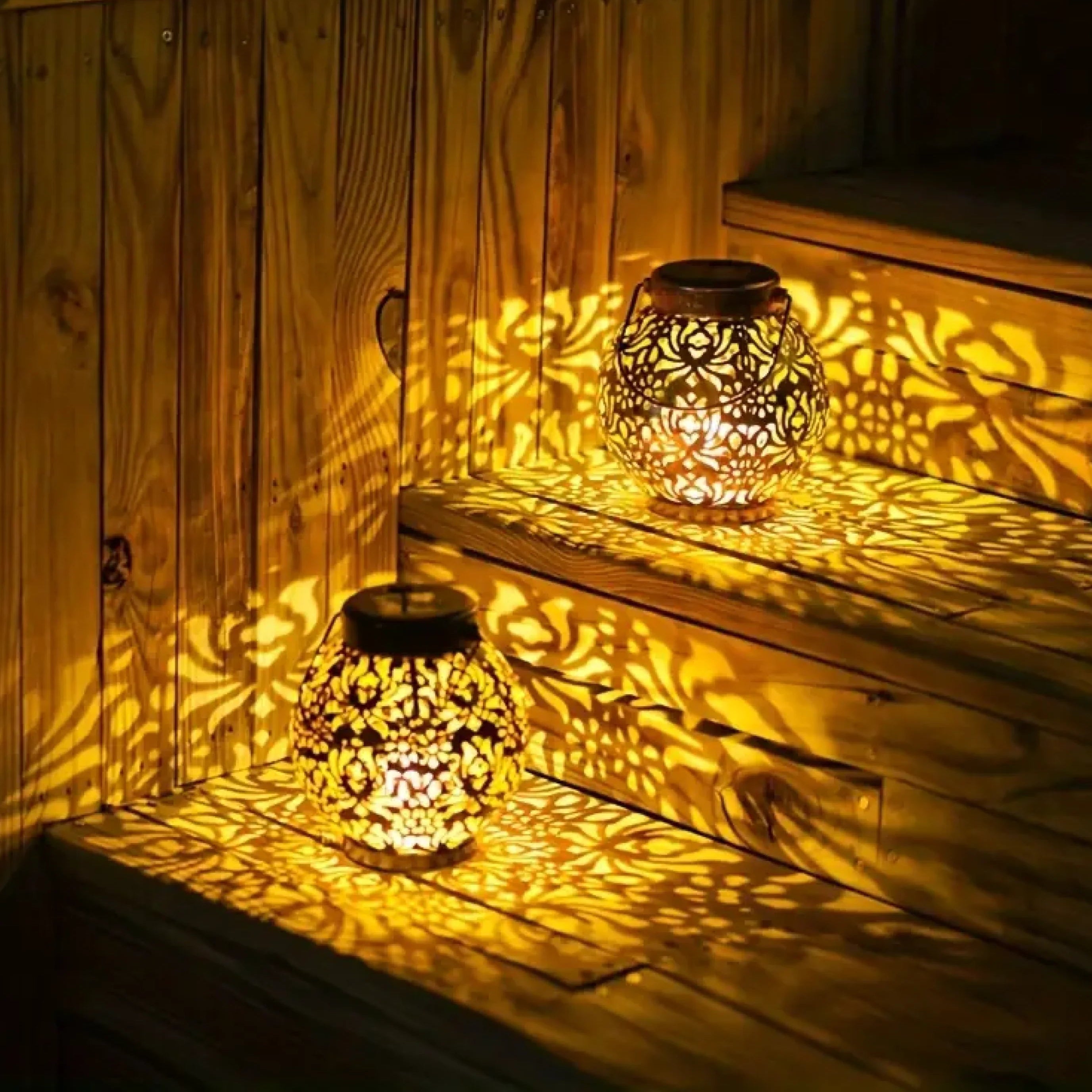 Decoratieve Zonnelantaarn Met Bloempatroon En Warm Licht Voor Tuin En Terras