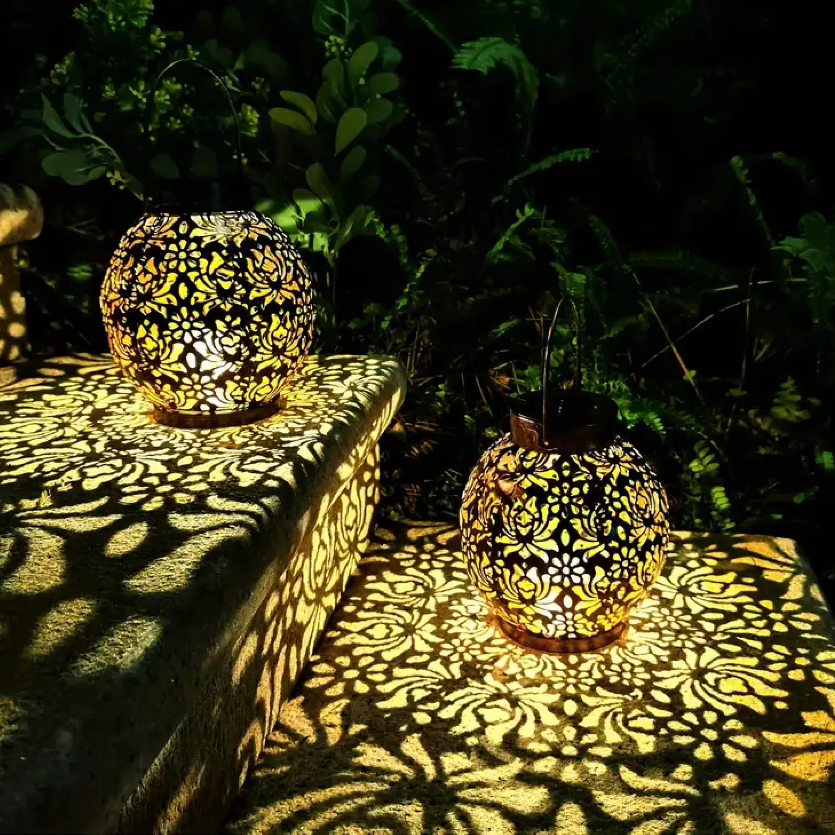 Decoratieve Zonnelantaarn Met Bloempatroon En Warm Licht Voor Tuin En Terras
