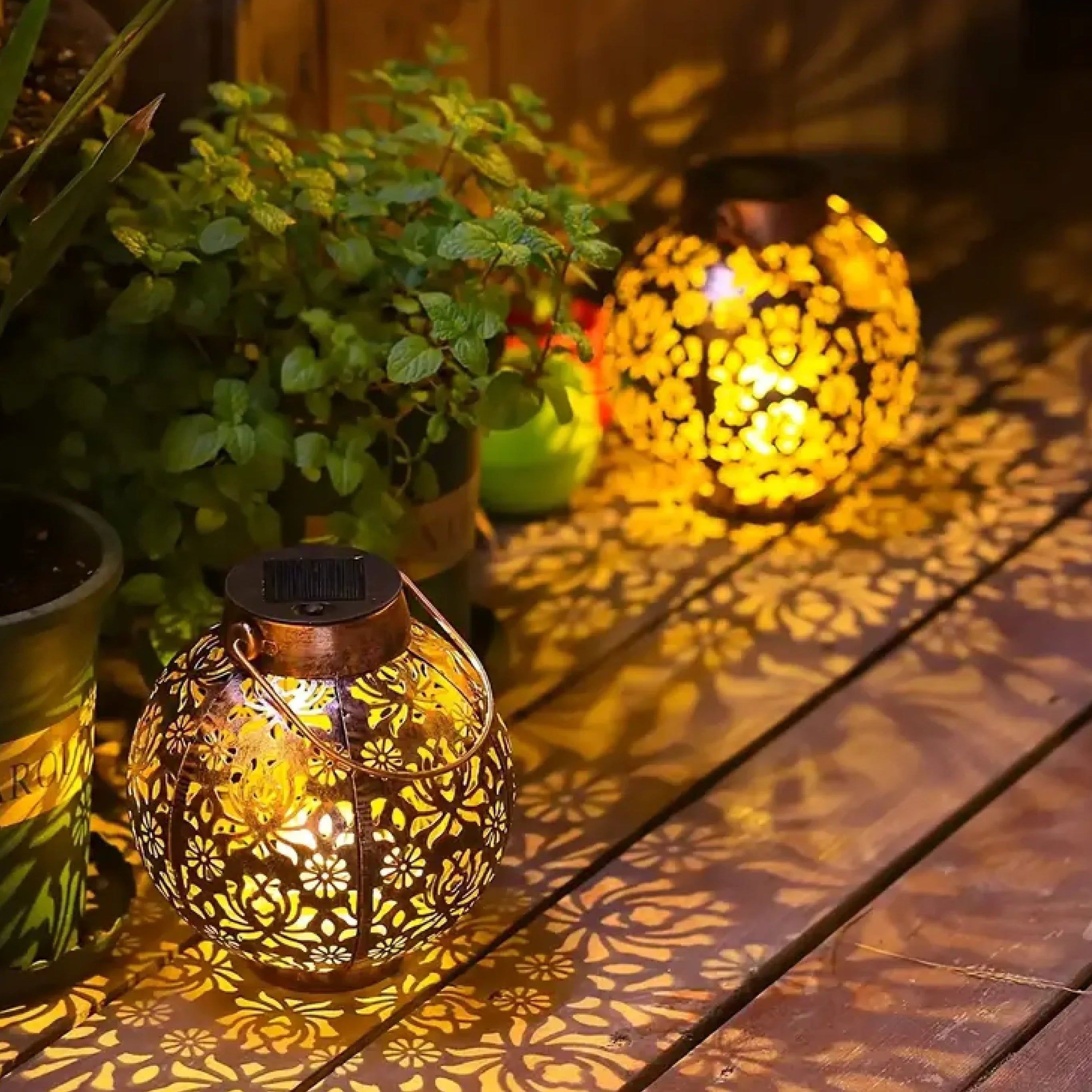 Decoratieve Zonnelantaarn Met Bloempatroon En Warm Licht Voor Tuin En Terras