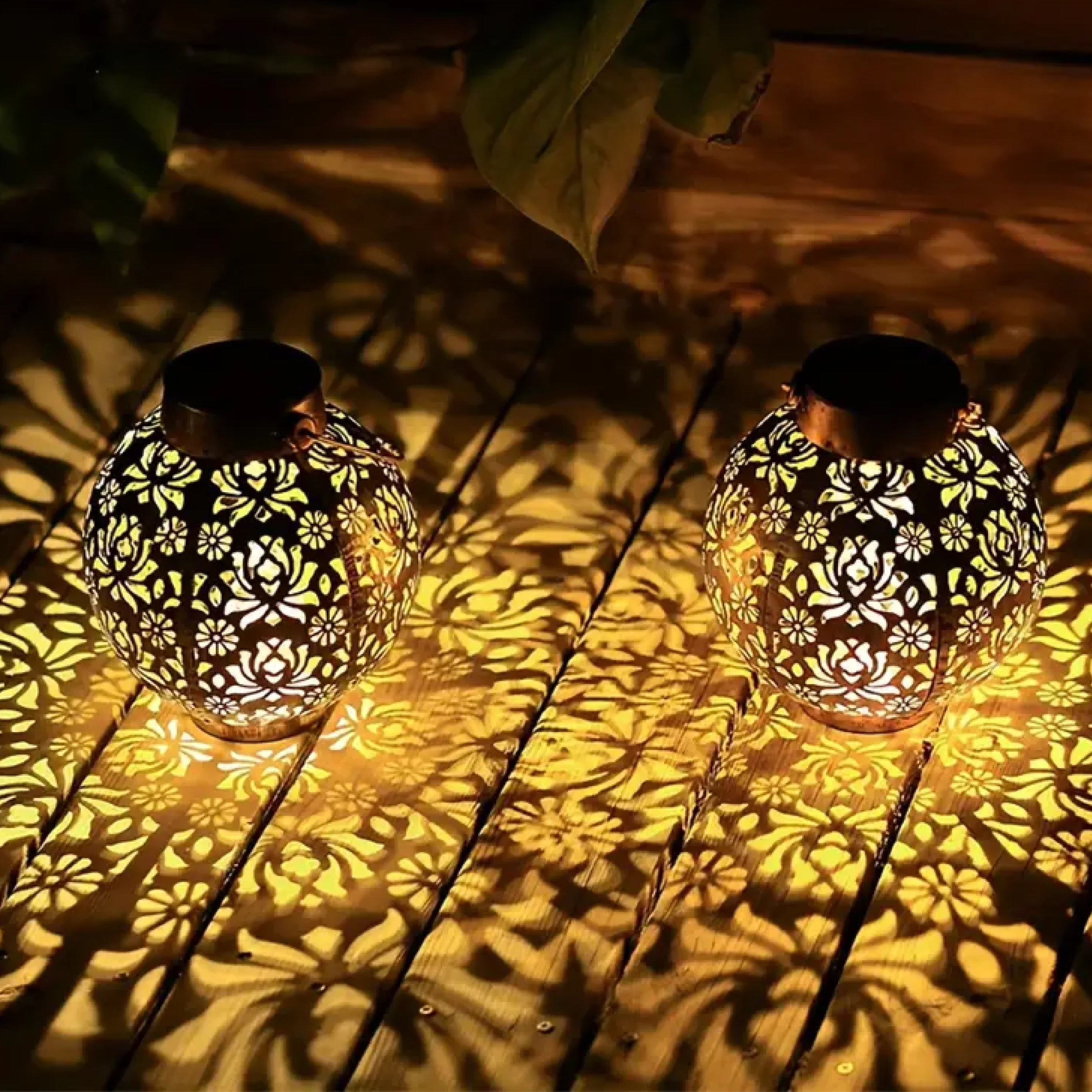 Decoratieve Zonnelantaarn Met Bloempatroon En Warm Licht Voor Tuin En Terras