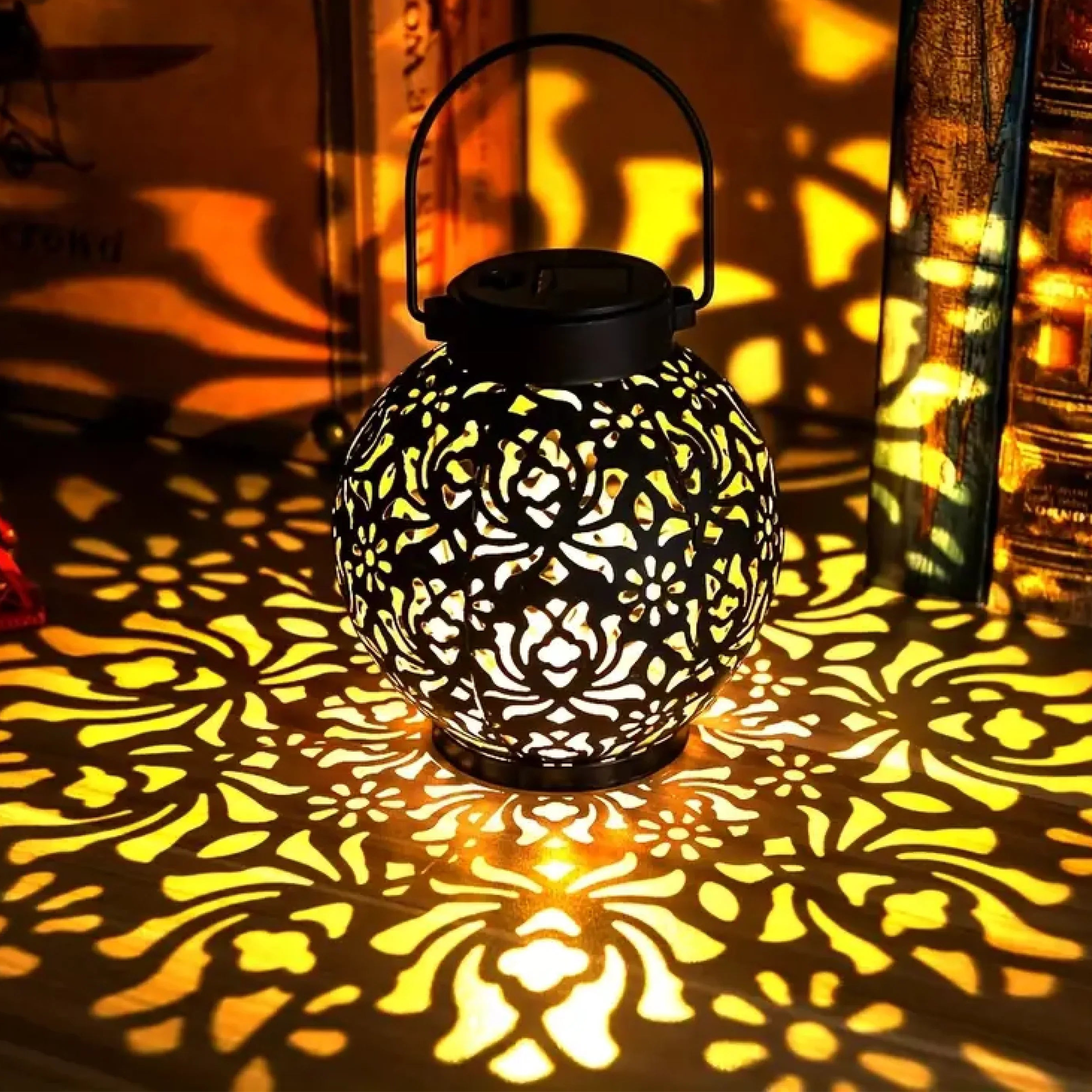 Decoratieve Zonnelantaarn Met Bloempatroon En Warm Licht Voor Tuin En Terras