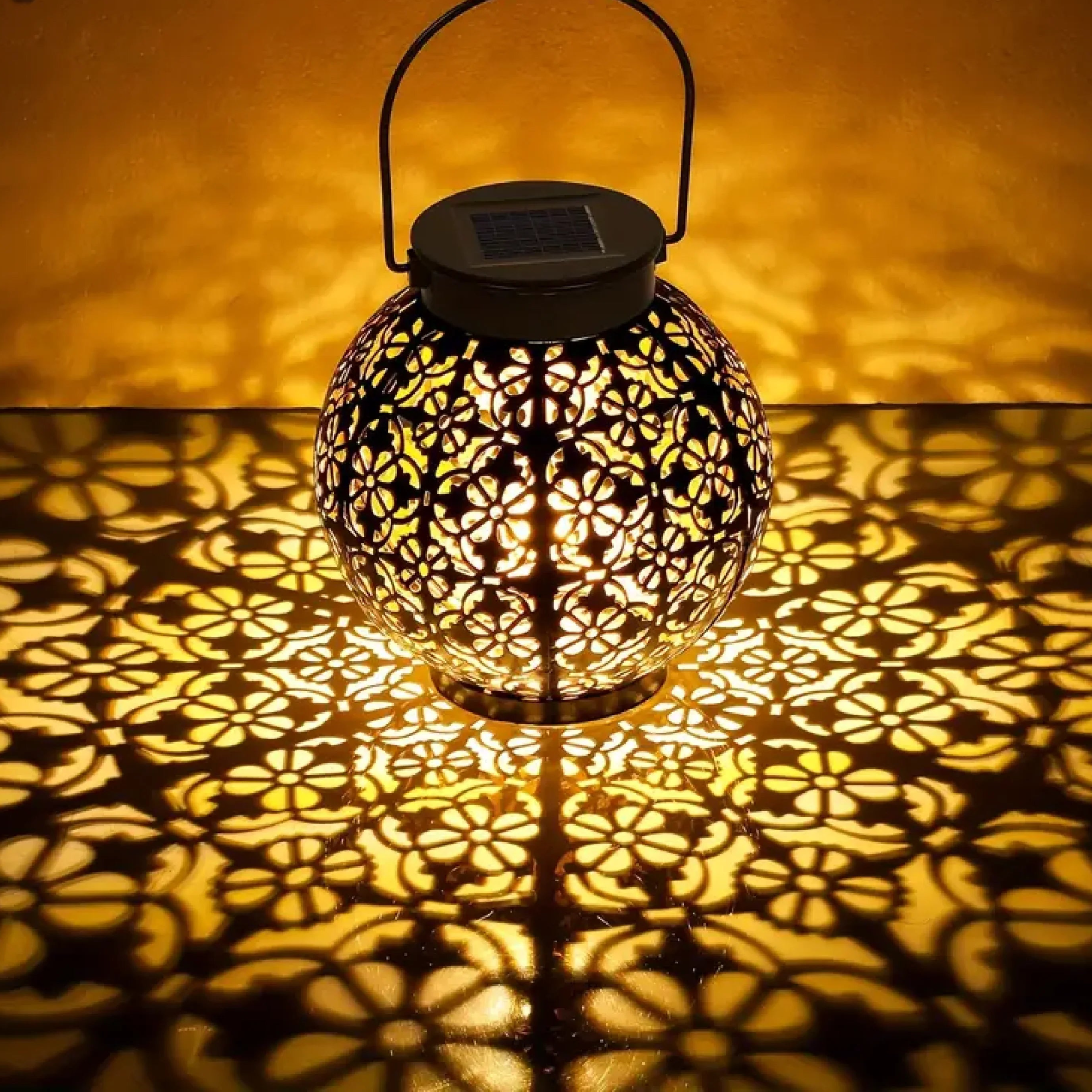 Decoratieve Zonnelantaarn Met Bloempatroon En Warm Licht Voor Tuin En Terras